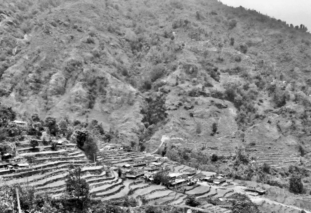 Figure 4 : Vue du bas de Siddhing et des différents hameaux du nord-est de Siddhing depuis la fin de la piste menant à Pokhara © Camille Noûs, 2018